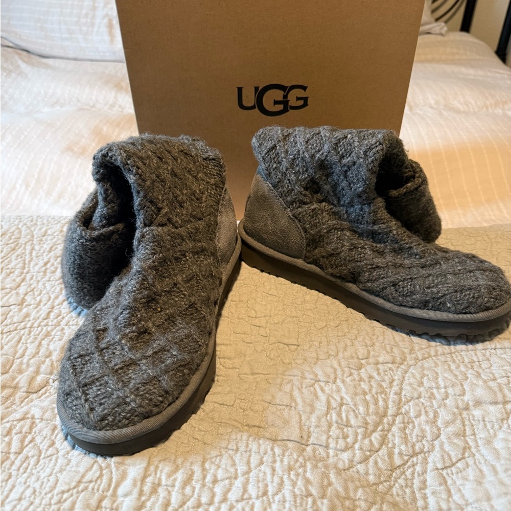 New Without Tags UGG Charcoal Cardy Charcoal boots